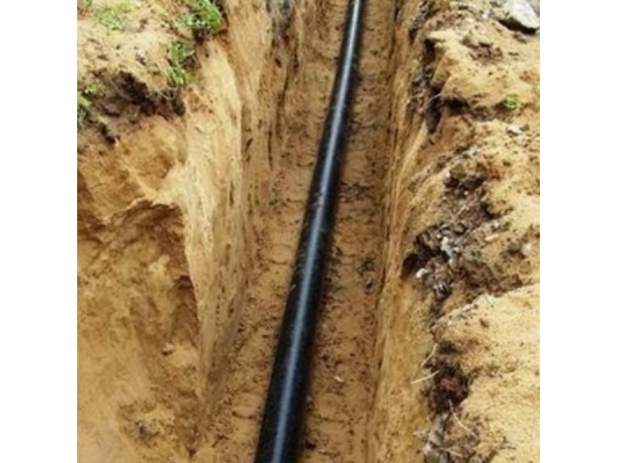 Строительство подземного газопровода. Труба ПНД 32 мм для прокладки в траншее. Прокладка сетей канализации ВЧШГ 200 траншея. Укладка в траншею ПНД трубу 110мм. Укладка ПНД трубы в траншею.
